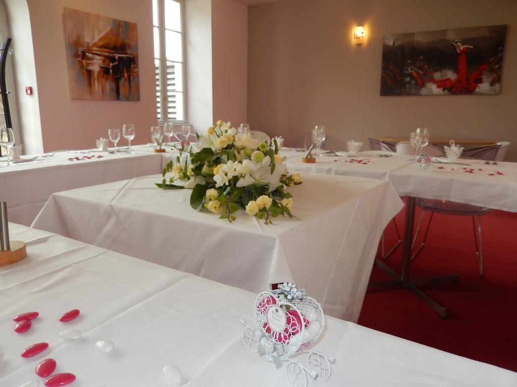 Hotel Restaurant Le Lion D'Or Gemozac Экстерьер фото